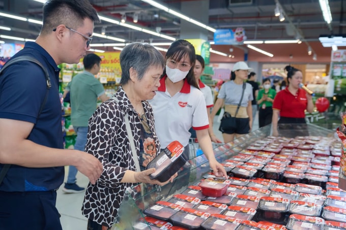 Khách hàng chọn mua thịt mát MeatDeli. Ảnh: WinCommerce