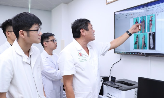 Các bác sĩ hội chẩn ca bệnh pháo nổ. Ảnh: Mai Hằng