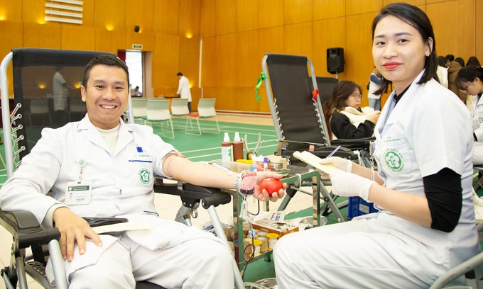 Nhân viên y tế Bệnh viện Bạch Mai hiến máu. Ảnh: Gia Thắng