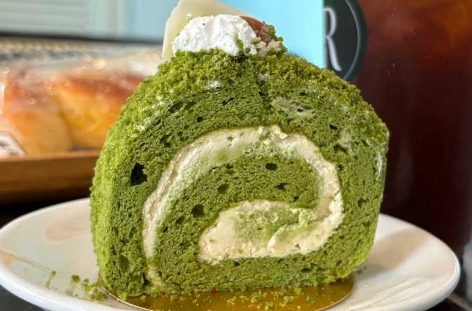 Ăn bánh ngọt buổi tối làm tăng đường huyết, dư thừa calo. Ảnh: Anh Chi