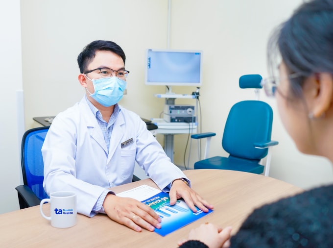 Bác sĩ Nguyên đang tư vấn cho người bệnh. Ảnh: Bệnh viện Đa khoa Tâm Anh