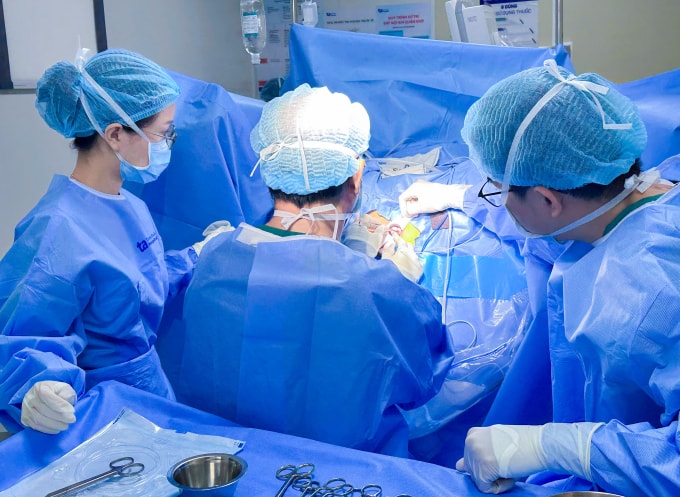 Bác sĩ Khánh đang điều trị trĩ bằng laser. Ảnh: Bệnh viện Đa khoa Tâm Anh