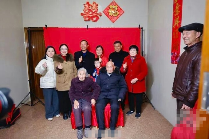 Các con, cháu, chắt chụp ảnh gia đình cùng vợ chồng cụ Viên. Ảnh: Sina