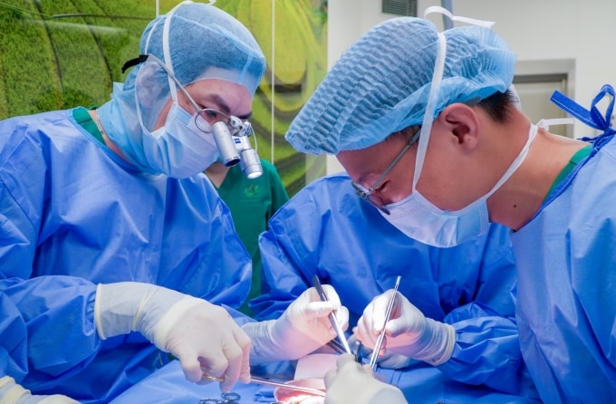 Các bác sĩ Bệnh viện Quân y 175 trong ca mổ ghép thận cho bệnh nhân. Ảnh: Bệnh viện cung cấp