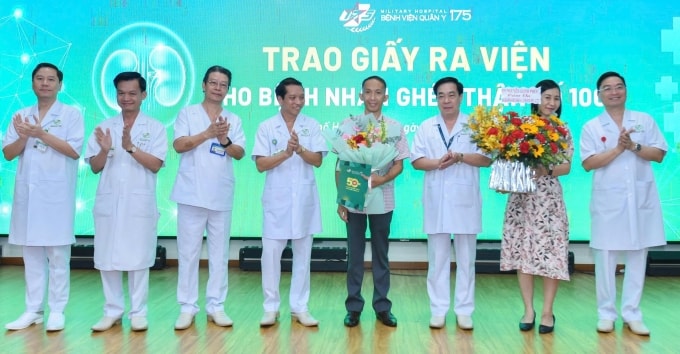 Anh Nguyễn Hạnh Phúc (áo sơ mi) nhận giấy ra viện ca ghép thận thứ 100 tại Bệnh viện Quân y 175, chiều 23/1. Ảnh: Thế Lân