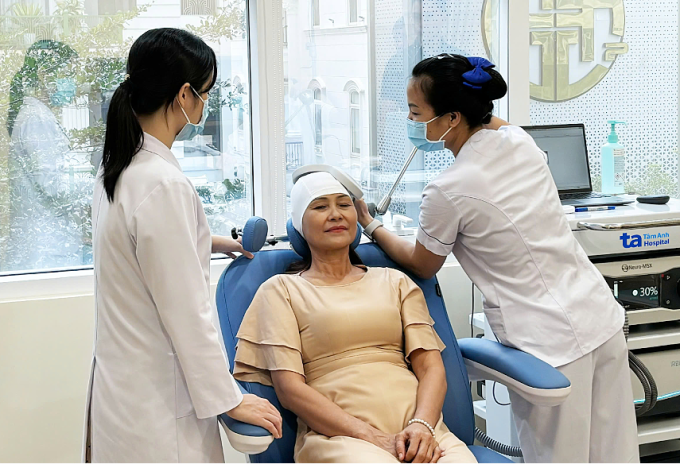 Bác sĩ dùng phương pháp kích thích từ trường xuyên sọ điều trị cho người rối loạn giấc ngủ. Ảnh: Bệnh viện Đa khoa Tâm Anh