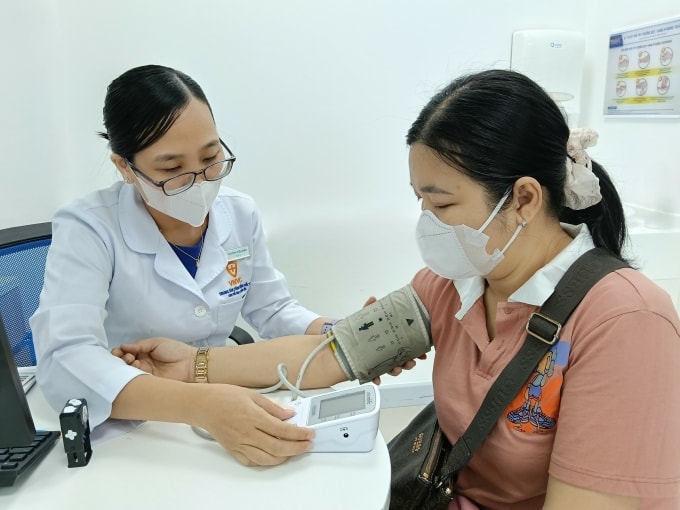 Người dân khám sàng lọc trước khi tiêm vaccine viêm gan B tại Hệ thống Tiêm chủng VNVC. Ảnh: Hoàng Dương