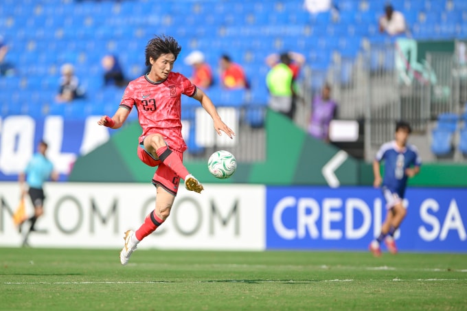 Hậu vệ Hàn Quốc Shin Min-ha thi đấu trong trận thua Nhật Bản 0-1 ở bán kết U23 châu Á 2026, trên sân King Abdullah ở Jeddah, Arab Saudi ngày 20/1/2026. Ảnh: AFC