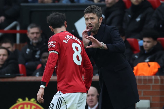 HLV Michael Carrick chỉ đạo Bruno Fernandes trong trận Man Utd thắng Man City 2-0 trên sân Old Trafford ở vòng 22 Ngoại hạng Anh ngày 17/1/2026. Ảnh: AFP