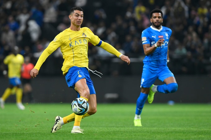 Cristiano Ronaldo đi bóng trong trận chung kết Riyadh Season Cup gặp Al Hilal trên sân Kingdom tại Riyadh, Arab Saudi ngày 8/2/2024. Ảnh: AP