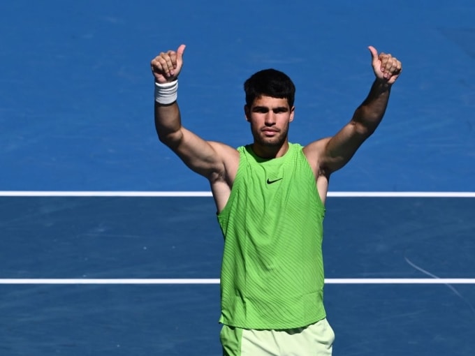 Alcaraz mừng chiến thắng ở vòng ba Australia Mở rộng, trên sân Rod Laver, Melbourne, Australia hôm 23/1. Ảnh: Reuters