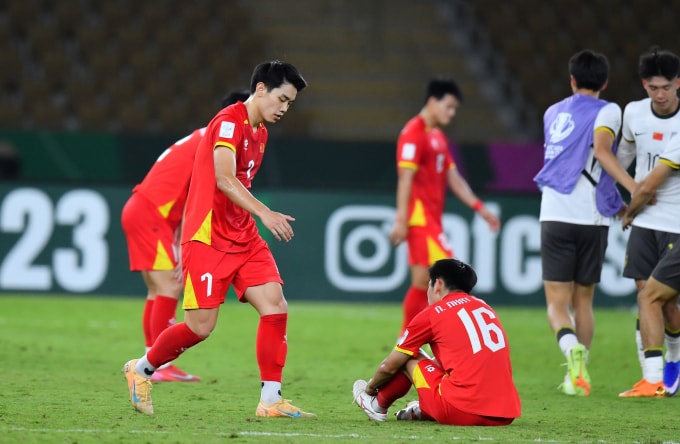 Cầu thủ Việt Nam (áo đỏ) thất vọng sau khi thua Trung Quốc 0-3 ở bán kết VCK U23 châu Á 2026, trên sân Prince Abdullah Al Faisal ở Jeddah, Arab Saudi ngày 20/1/2026. Ảnh: AFC