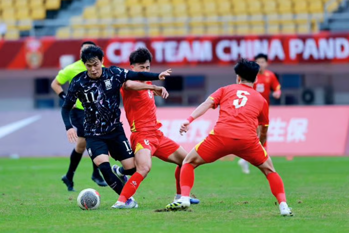 Việt Nam (áo đỏ) thua Hàn Quốc 0-1 ở giải giao hữu U23 Panda Cup ở Trung Quốc vào tháng 11/2025. Ảnh: CFA