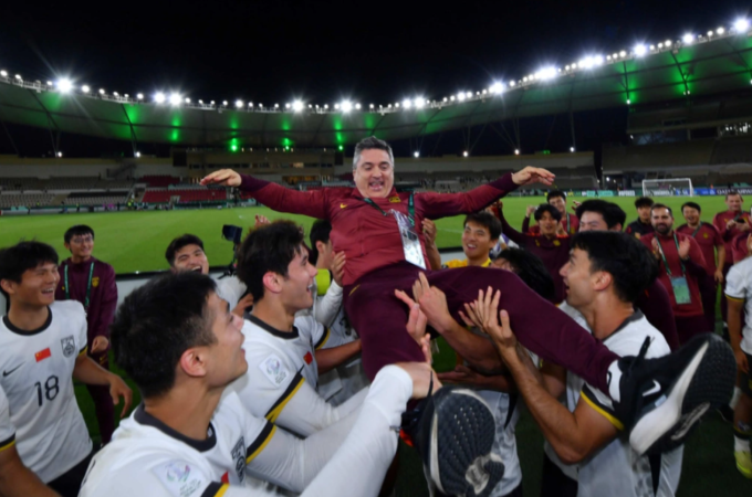 Các cầu thủ Trung Quốc nâng HLV Antonio Puche lên cao, sau trận thắng Việt Nam 3-0 ở bán kết VCK U23 châu Á 2026, trên sân Prince Abdullah Al Faisal ở Jeddah, Arab Saudi ngày 20/1/2026. Ảnh: AFC