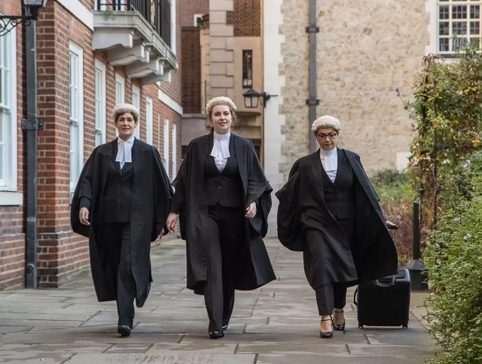 Trang phục truyền thống của luật sư Anh gồm áo choàng đen và tóc giả, nơ cổ màu trắng. Ảnh: Ivy and Normanton