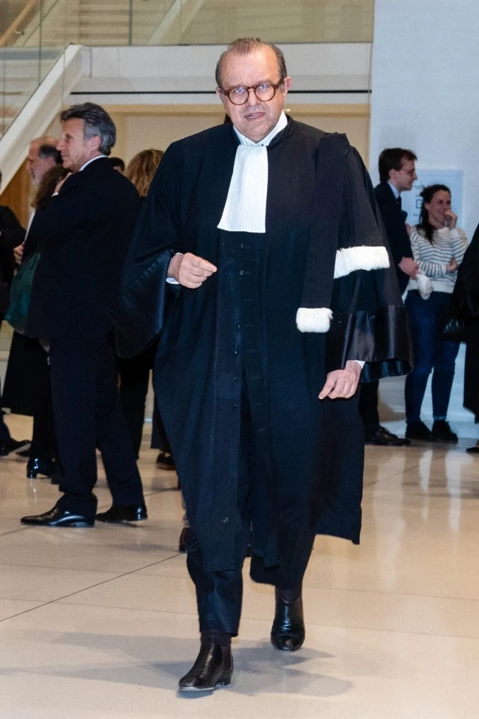 Hervé Temime, luật sư nổi tiếng người Pháp trong trang phục truyền thống. Ảnh: Pure People