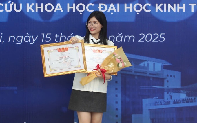 Trang nhận giấy khen của Đại học Kinh tế Quốc dân với thành tích nghiên cứu khoa học, năm 2025. Ảnh: Nhân vật cung cấp