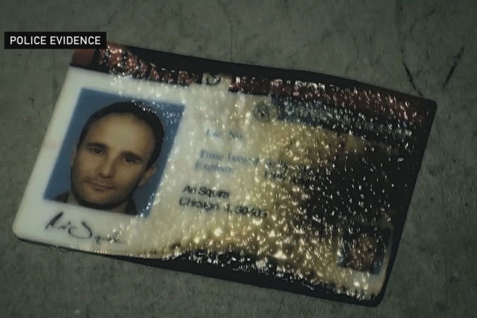 Giấy phép lái xe bị cháy xém của Ari Squire, được tìm thấy tại hiện trường vụ cháy năm 2008. Ảnh: NBC Universal