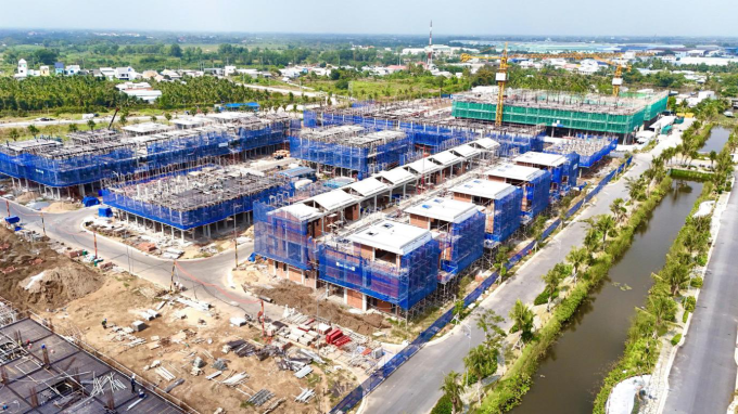 Dự án nhà thấp tầng đang xây dựng tại khu Tây TP HCM. Ảnh: Prodezi