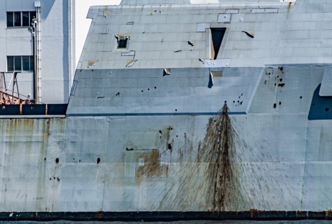 Thân vỏ chiến hạm USS Michael Monsoor bị bong tróc, rỉ sét trong ảnh chụp ở Nhật Bản hồi tháng 8/2025. Ảnh: X/Alsace_class