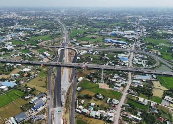 Nút giao kết nối Vành đai 3, cao tốc Bến Lức - Long Thành và TP HCM - Trung Lương tại cửa ngõ Tây TP HCM vừa thông xe kỹ thuật. Ảnh: Quỳnh Trần