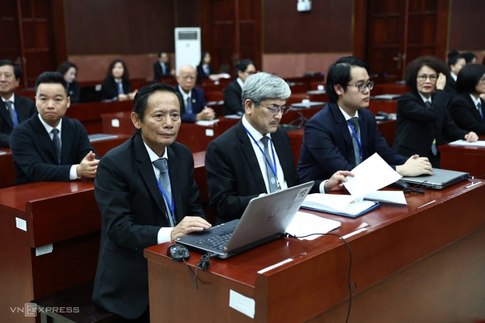 Trang phục luật sư Việt Nam hiện nay được quy định gồm áo sơ mi, vest tối, quần âu, cà vạt có huy hiệu của Liên đoàn. Ảnh: Quỳnh Trần