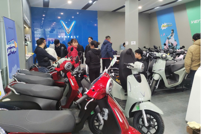 Người dùng tìm hiểu các dòng xe máy điện VinFast tại cửa hàng. Ảnh: Tuấn Vũ