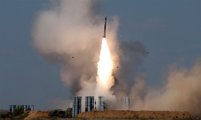 Tên lửa rời bệ phóng thuộc tổ hợp S-300 trong diễn tập tại Astrakhan, Nga tháng 8/2017. Ảnh: Reuters