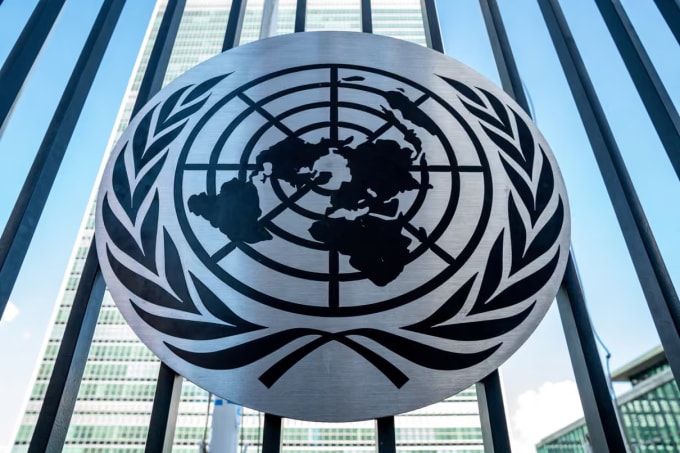 Logo LHQ tại trụ sở LHQ ở Thành phố New York, Mỹ. Ảnh: Reuters