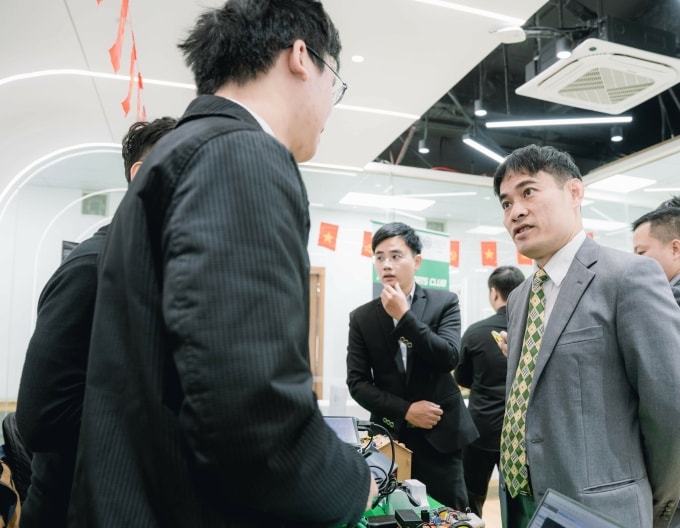 GS. Hsu Ching-Hsien (đứng bên phải) - Trưởng khoa Công nghệ Thông tin và Điện tử (Asia University) trao đổi kinh nghiệm thực tiễn với sinh viên. Ảnh: Asia Vietnam