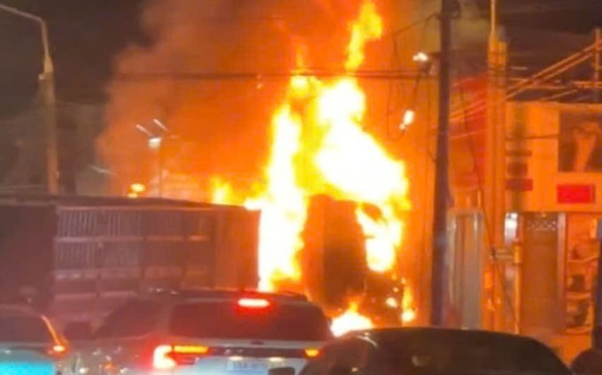 Container bốc cháy dữ dội trên quốc lộ 1. Ảnh: Thái Hà