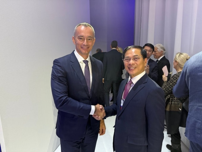 Phó thủ tướng Bùi Thanh Sơn gặp Đại diện cấp cao của Hội đồng Hòa bình, cựu đặc phái viên Liên Hợp Quốc về Trung Đông Nickolay Mladenov (trái) ngày 22/1. Ảnh: Bộ Ngoại giao