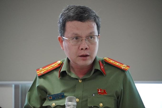 đại tá Nguyễn Minh Tân, Phó giám đốc Công an tỉnh Đồng Tháp trả lời tại họp báo. Ảnh: Hoàng Nam
