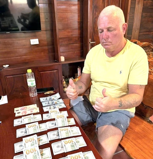 Ông Terry Wayne Furssedonn nhận đủ số tiền thanh toán nhầm sau khi được hỗ trợ kịp thời. Ảnh: Công an cung cấp