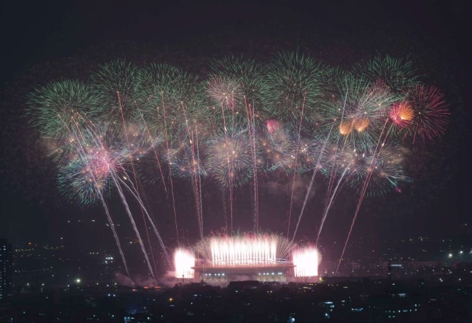 Pháo hoa nghệ thuật trong chương trình chào mừng thành công của Đại hội Đảng tối 23/1. Ảnh: Ngọc Thành.