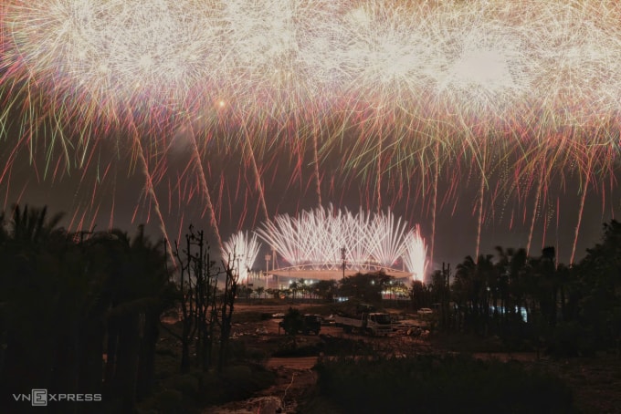 Trình diễn pháo hoa tại buổi sơ duyệt chương trình nghệ thuật đặc biệt Dưới lá cờ vẻ vang của Đảng hôm 21/1. Ảnh: Ngọc Thành