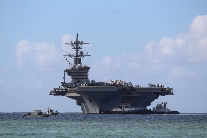 Tàu sân bay USS Abraham Lincoln chuẩn bị cập bến căn cứ Guam của Mỹ tháng 12/2025. Ảnh: <em>US Navy</em>