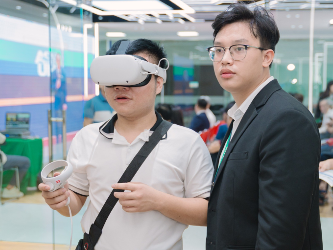 Sinh viên trải nghiệm công nghệ tại Asia Vietnam. Ảnh: Asia Vietnam