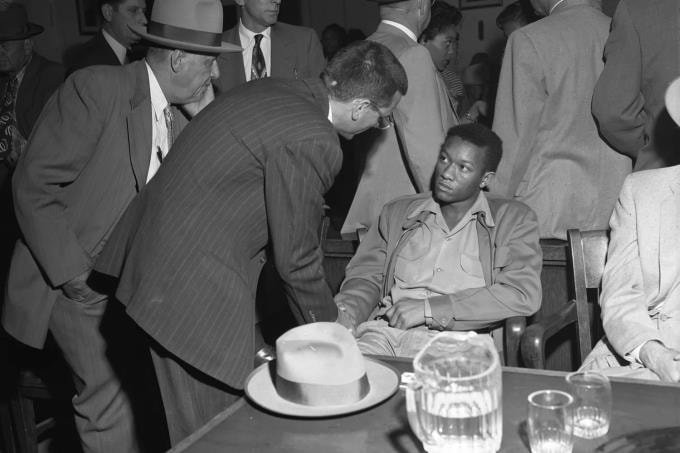 Tommy Lee Walker (ngồi) trong phiên tòa xét xử. Ảnh: Dallas Public Library