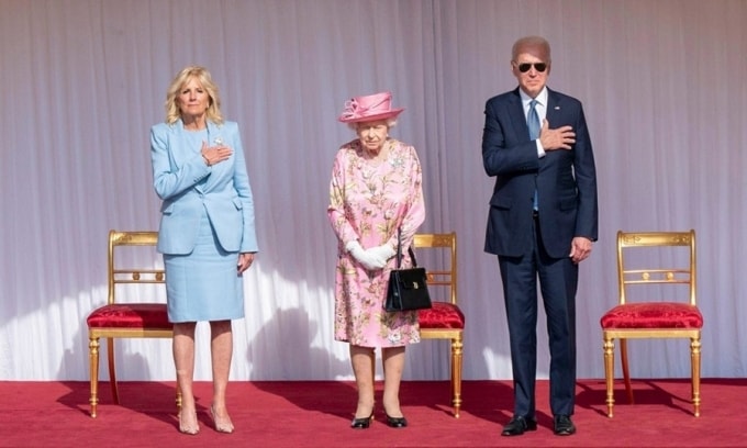 Tổng thống Mỹ Joe Biden đeo kính đen khi gặp Nữ hoàng Elizabeth tại lâu đài Windsor hôm 13/6./2021. Ảnh:AP.
