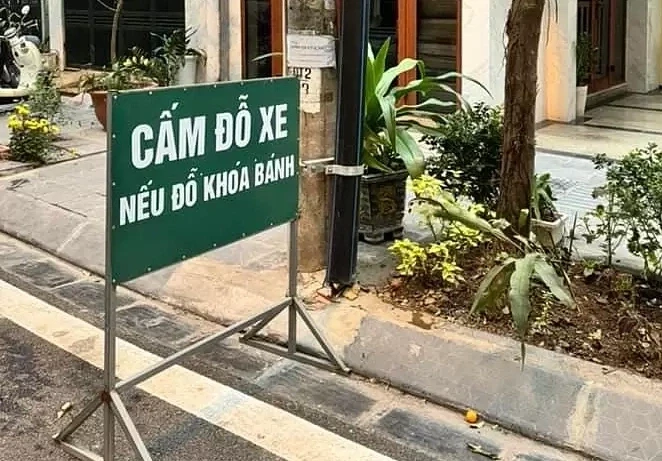 Cả chủ nhà và người đậu xe đều có lý lẽ của mình trong quyền sử dụng không gian. Anh: Xuân Hoa