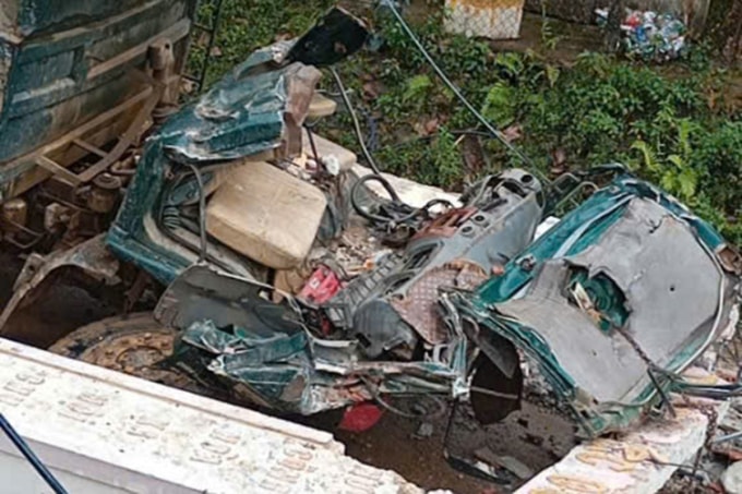 Phần cabin xe ben biến dạng hoàn toàn sau tai nạn. Ảnh: Thường Nhật