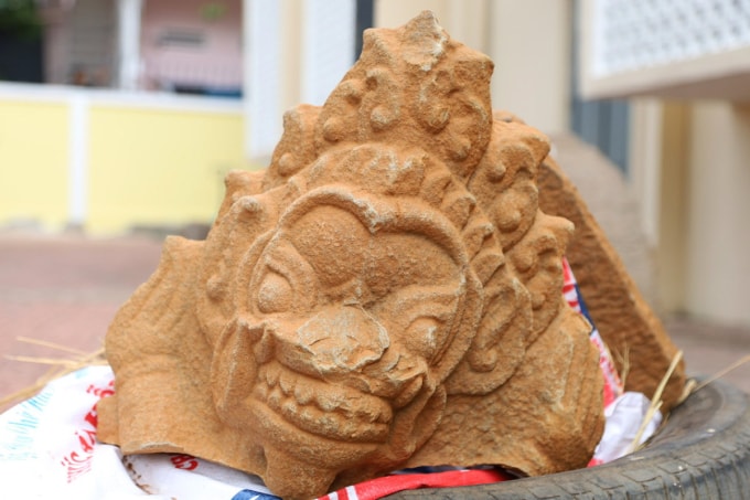 Phù điêu sư tử tạc bằng sa thạch. Ảnh: Trần Hóa