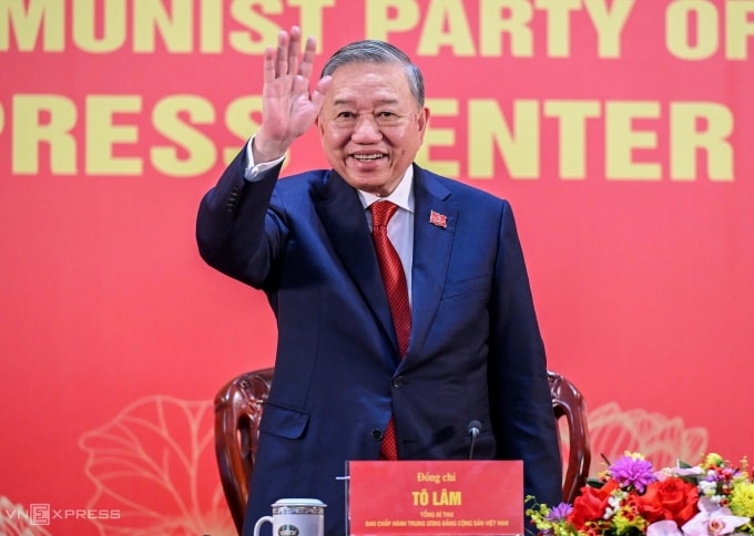 Tổng Bí thư Tô Lâm giơ tay chào phóng viên trong nước, quốc tế. Ảnh: Giang Huy