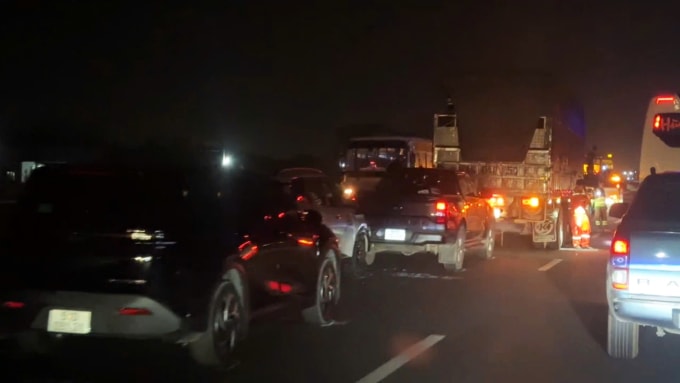 Hiện trường 6 ô tô tông liên hoàn trên cao tốc. Ảnh: Thịnh Tiến