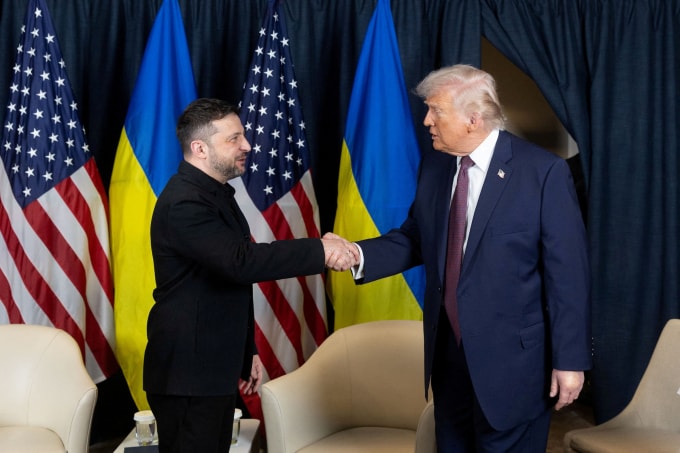 Tổng thống Ukraine Volodymyr Zelensky (trái) gặp Tổng thống Mỹ Donald Trump tại Thụy Sĩ ngày 22/1. Ảnh: Reuters