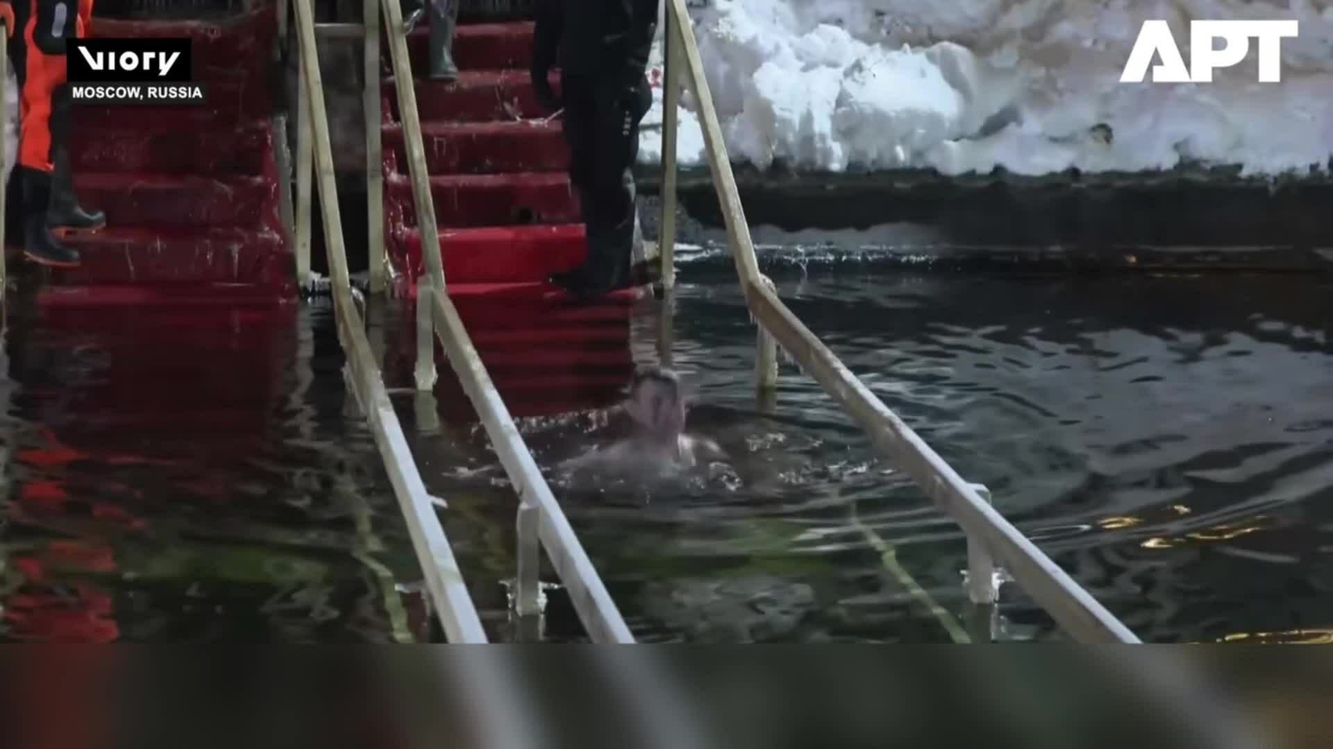 Người Nga đổ xô tắm băng giữa trời rét âm 33 độ