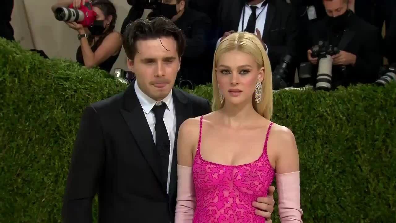 Brooklyn Beckham hôn Nicola Peltz ở Met Gala 2021