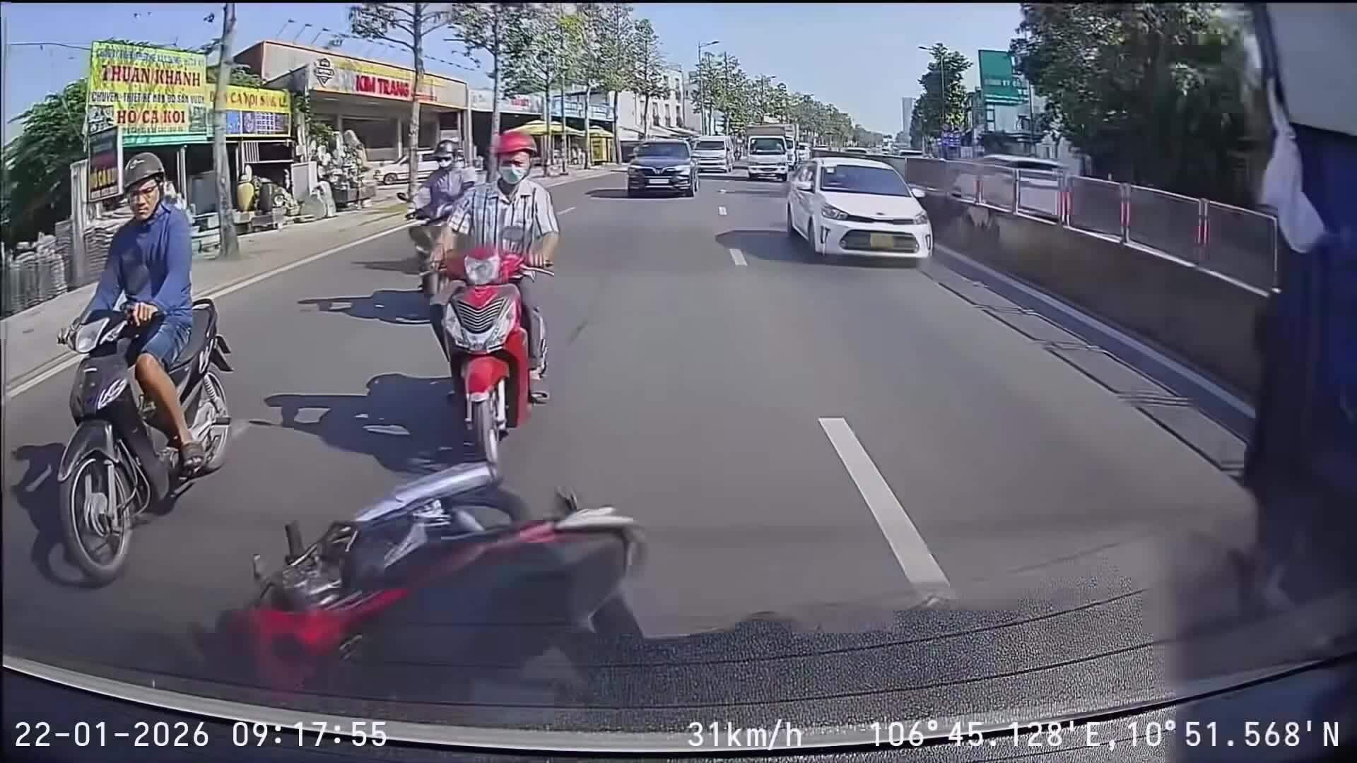 Vượt ẩu nam thanh niên đi xe máy tự ngã ra đường