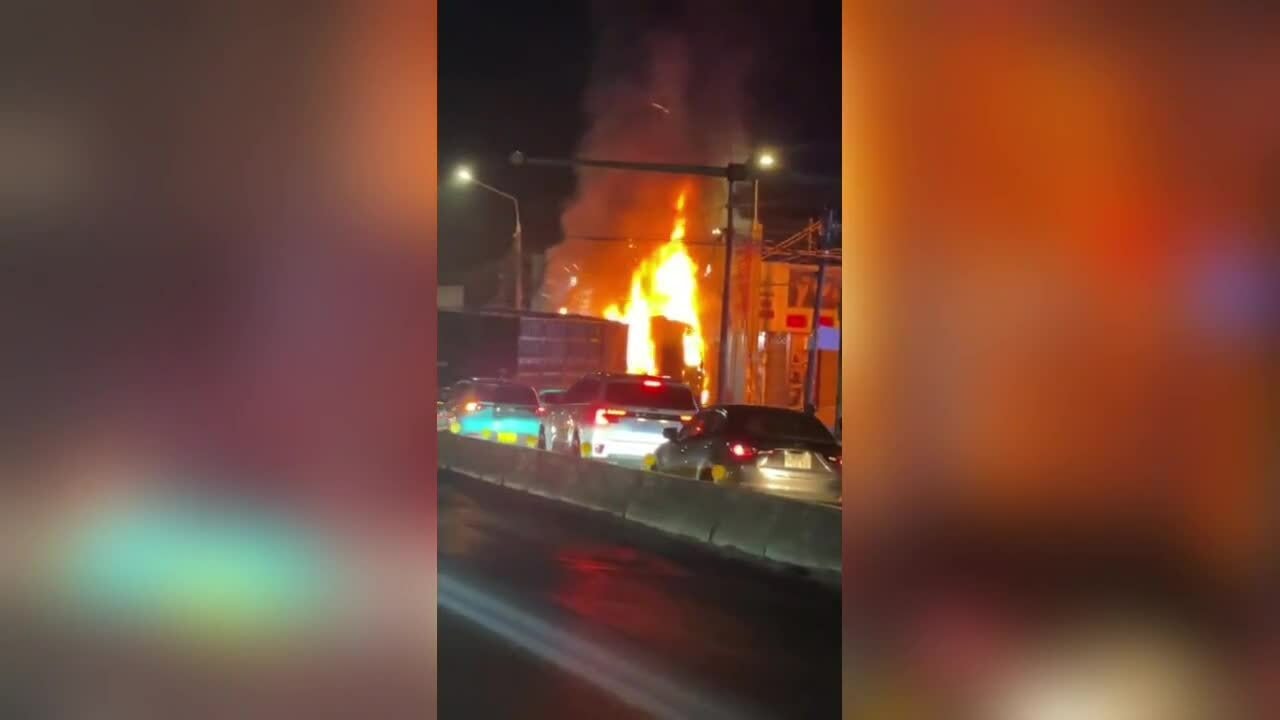 Xe container bốc cháy sau va chạm, bé trai 6 tuổi bỏng nặng